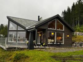 Lunvik - Flott hytte ved Nysætervatnet โรงแรมในSykkylven