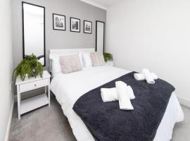 Newly Renovated Modern 3BR Home Near the River Thames, hotel v destinaci Staines