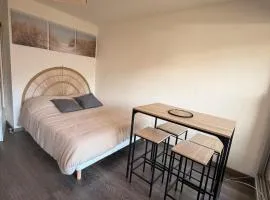 Studio terrasse au Port dHyères, Piscine, parking