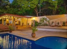 Walk to Beach - Hot Tub - King bed Suite and AC