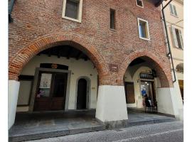 Alice Apartments, готель у місті Crescentino