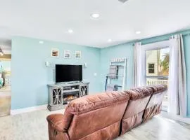 Sunny Upper Level 1 Block from 2 Beaches w/Private Pool, High-Speed Wi-Fi