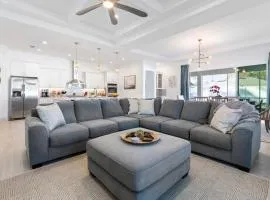 Enchanting house with heated pool, full kitchen, central AC, & washer/dryer