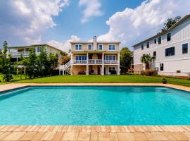 Fantastic getaway with private pool, deck, game room, AC & fast WiFi, Hotel in St. Simons Island