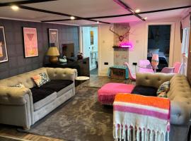 Stables 2bed farm stay private firepit bbq, hotel i Bramfield