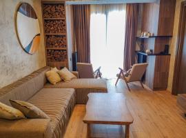 Designer Family Chalet I 5 min walk to Ski Lifts & 1 min to Shops I Mountain View, hotel v mestu Gudauri