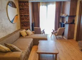 Designer Family Chalet I 5 min walk to Ski Lifts & 1 min to Shops I Mountain View