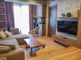 Designer Family Chalet I 5 min walk to Ski Lifts & 1 min to Shops I Mountain View