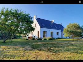 Maison ile de Groix la plage à pied, 3 chambres, 6 couchages et 2 BB, hotelli kohteessa Groix