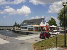 Hausboot Floating House Leni in Ribnitz-Damgarten, hotel i Ribnitz-Damgarten
