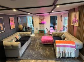 Stables 2bed farm stay private firepit bbq, hotel em Bramfield