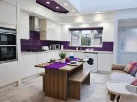 Spacious Modern 5 bedroom home near Heathrow Windsor