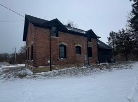 New Group Space - Sleeps 20! Near Sports Center, hotel di Rye beach