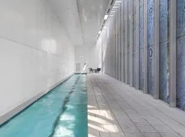CBD Resort-Style Stay Pool, Gym, Parking Walk to Waterfront