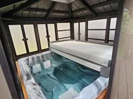 Family Retreat Hot Tub Banff and Calgary DT Access