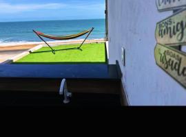 De frente para o mar com a comodidade de acesso as 5 suites climatizadas todas no Terreo – hotel w mieście Icapuí