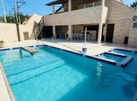 Casa com piscina e churrasqueira