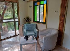 מקום פשוט, hotel a Pardes H̱anna