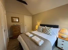 Well-Connected One Bedroom Self-Contained Rural Retreat