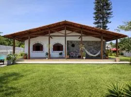 Casa da Vila, charmosa e espaçosa, fica a 150 metros da praia das castanheiras