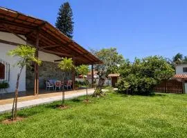 Casa da Vila, charmosa e espaçosa, fica a 150 metros da praia das castanheiras