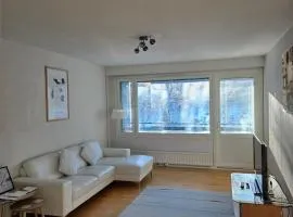 Avara ja kodikas huoneisto parvekkeella