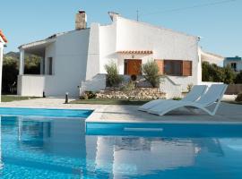 Villa Aelia Kefalos-Private & Spacious with Pool – hotel w mieście Kámpos