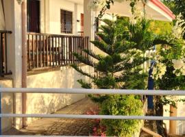 Sandra's Holiday House, hotel di Oslob