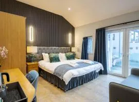 Waterhead Retreat, Ground Floor Bathtub Suites with Private Entrance