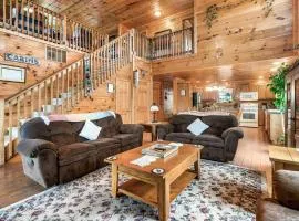 Stunning Lake Cabin Sleeps 10, Private Lake Access, Hot Tub, Free Parking!