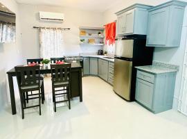 2 Love Birds Abode 3 Minutes to Beach: Falmouth şehrinde bir otoparklı otel