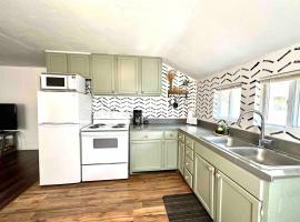 Boyertown Bungalow Near the Manatawny Creek, hotel em Boyertown