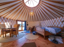 Blaue Jurte unter Tannen, tented camp a B&auml;belin