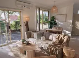 Bentleigh Central Private 1BR Home with Garden, Queen & Cabin Beds, walk to station & shops
