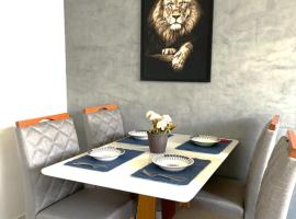 Apartamento com 2 Quartos, próximo ao Centro da Cidade com internet de Alta Velocidade 700Mbps, Cozinha Completa, Máquina de Lavar e Secar em Condomínio com Portaria 24h, Estacionamento incluso e espaço para Crianças, hótel í Pindamonhangaba