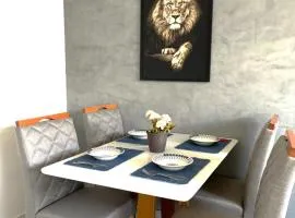 Apartamento com 2 Quartos, próximo ao Centro da Cidade com internet de Alta Velocidade 700Mbps, Cozinha Completa, Máquina de Lavar e Secar em Condomínio com Portaria 24h, Estacionamento incluso e espaço para Crianças