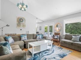 Exceptional Contemporary Retreat with 4 King Beds in Mystic CT, khách sạn ở Groton