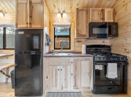 Cozy ski cabin #5 W/ Bunk Room, 5 beds, Hotel in Bethel