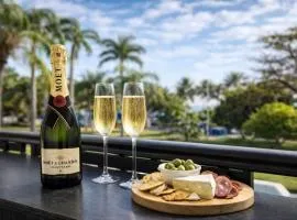 Townsville Strand Stay - Oceanfront Steps to Beach & Waterpark