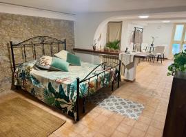 Bilocale rinnovato a Marco Polo 500 m dal mare con aria condizionata per coppie e famiglie, hotel a Viareggio