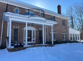 Luxury Private Estate, 5BR 6BA, close to MetLife with ample parking، فندق في Green Village