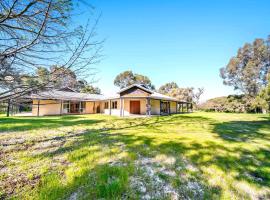 Cockburn Airoprt 6BR Farmstay nr Fremantle&Beach, hotel u gradu Pert