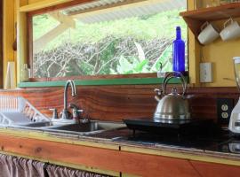 Sweet Spot Stay - Tropical TreeTops Home, Hotel in Pahoa