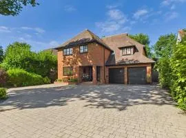 3 beds Luxury Family Home with Self-Check in & Direct Train to London