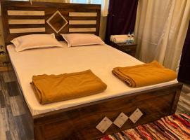 Aura Resort and Restaurant, luxury tent in Chikalthān