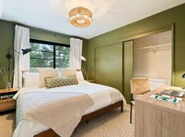 밀밸리에 위치한 호텔 Luxe Treehouse Apt•Walk to Town•King Bed•Sleeps 4