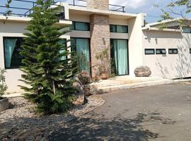 Sa Prung on the mountain - สะพรั่งกลางขุนเขา, hotel sa Ban Tham