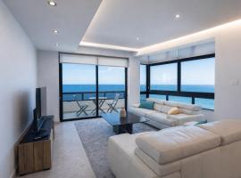 Sea Front - Spacious - Beautiful, hotel sa Sliema