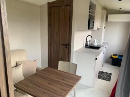 Studio de jardin vue montagne, hotelli kohteessa Belley