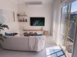 Modern Cozy Private 1BR in Prime Bentleigh Garage Bath Walk to Station & Shops